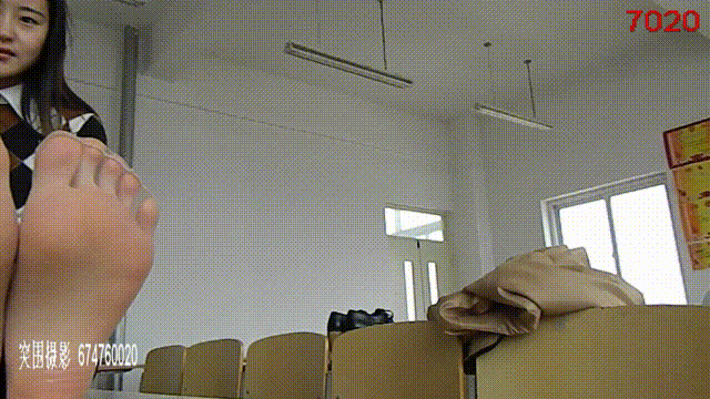 【突围4K】NO.030-秀秀课桌上摆放着脚，脱下鞋和袜，高中生酸爽的味道