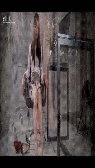 【丽柜】 2017.11.23 HD视频 楠楠 女秘书的丝袜玉足