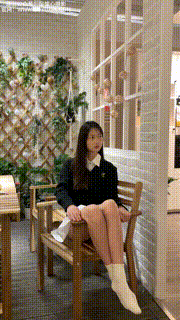 【足愉心】 NO.013 鹿鹿（搭配：黑色毛衣、白色短裙、洞洞鞋、白色棉袜、裸足）-竖版封面图