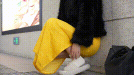 【足愉心】 NO.010 星朵（搭配：黑色毛衫、黄色连衣裙、绒毛拖鞋、白色棉袜、裸足）横板