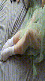 【物恋传媒】第25期： 蜜桃成熟时，嫩绿纱裙搭配白色蕾丝袜，清纯又撩人.MP4