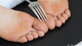 【物恋传媒】第2299期：泡泡-板鞋、白棉袜、裸足、裸足刀叉摆盘剧情封面图