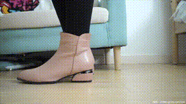 【物恋传媒】第2247期：泡泡-短靴、厚黑丝、皮筋绑脚老头乐挠脚剧情封面图