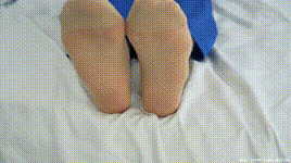 【物恋传媒】第2406期：橙橙-帆布鞋、白棉袜、薄肉丝、校服裤里丝封面图