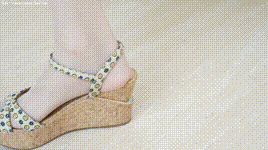 【物恋传媒】第2444期：小夏-三双高跟鞋、薄肉丝（脚尖透明款）、裸足、视频为超近景特写封面图