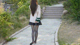 【物恋传媒】第2509期：泡泡-高跟鞋、油亮薄黑丝、户外草地丝袜